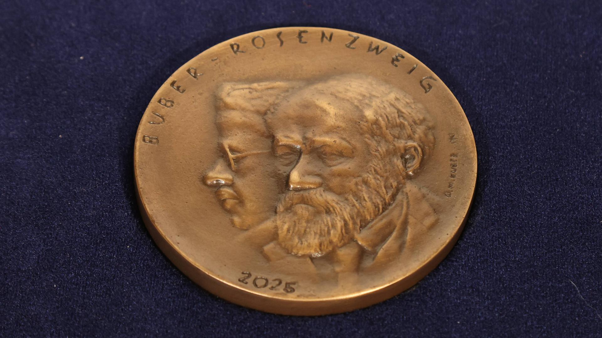 Die Buber-Rosenzweig-Medaille 2026, welche am 08.03.2026 in Hamburg verliehen wurde.