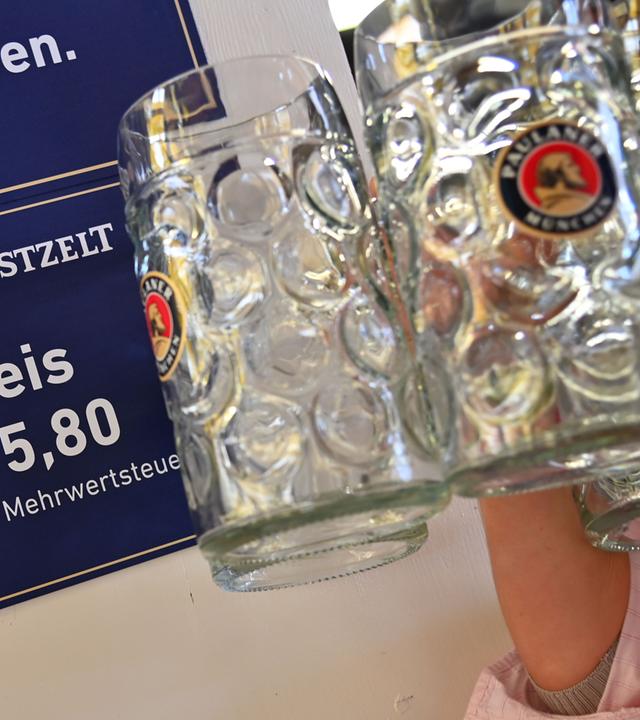 Bierpreis Euro 15,80 pro Mass Bier und Liter beim Presserundgang auf dem Oktoberfest 2026