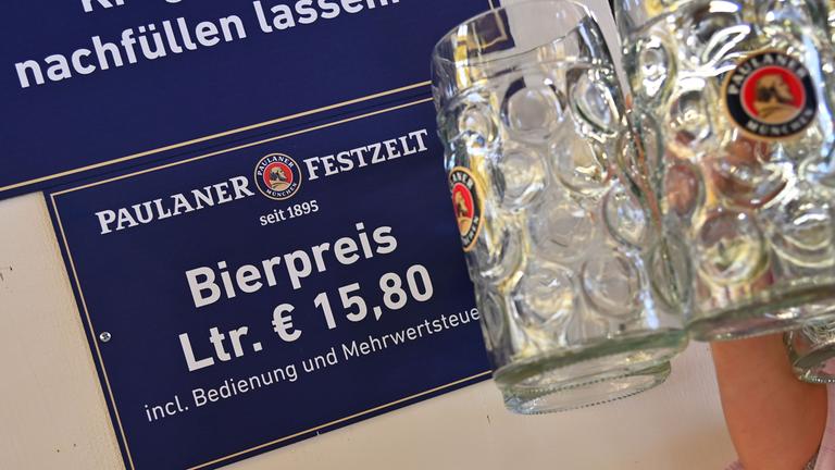 Bierpreis Euro 15,80 pro Mass Bier und Liter beim Presserundgang auf dem Oktoberfest 2026