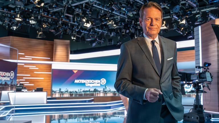  "Backstage - Aktenzeichen XY... Ungelöst - Spurensuche hinter den Kulissen": Moderator Rudi Cerne  steht im Studio von "Aktenzeichen XY... Ungelöst".