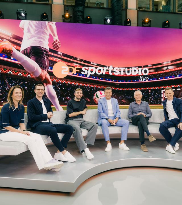 FIFA Fußball-WM 2026: Katrin Müller-Hohenstein, Per Mertesacker, Christoph Kramer, Christian Streich und Jochen Breyer im ZDF-WM-Studio in Berlin.