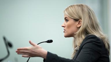 Frances Haugen spricht in ein Mikrofon.