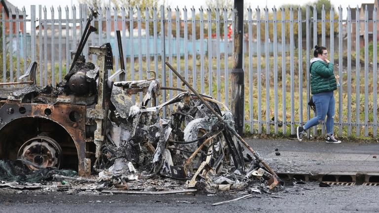 Ausgebrannter Bus aufgrund von Ausschreitungen in Belfast
