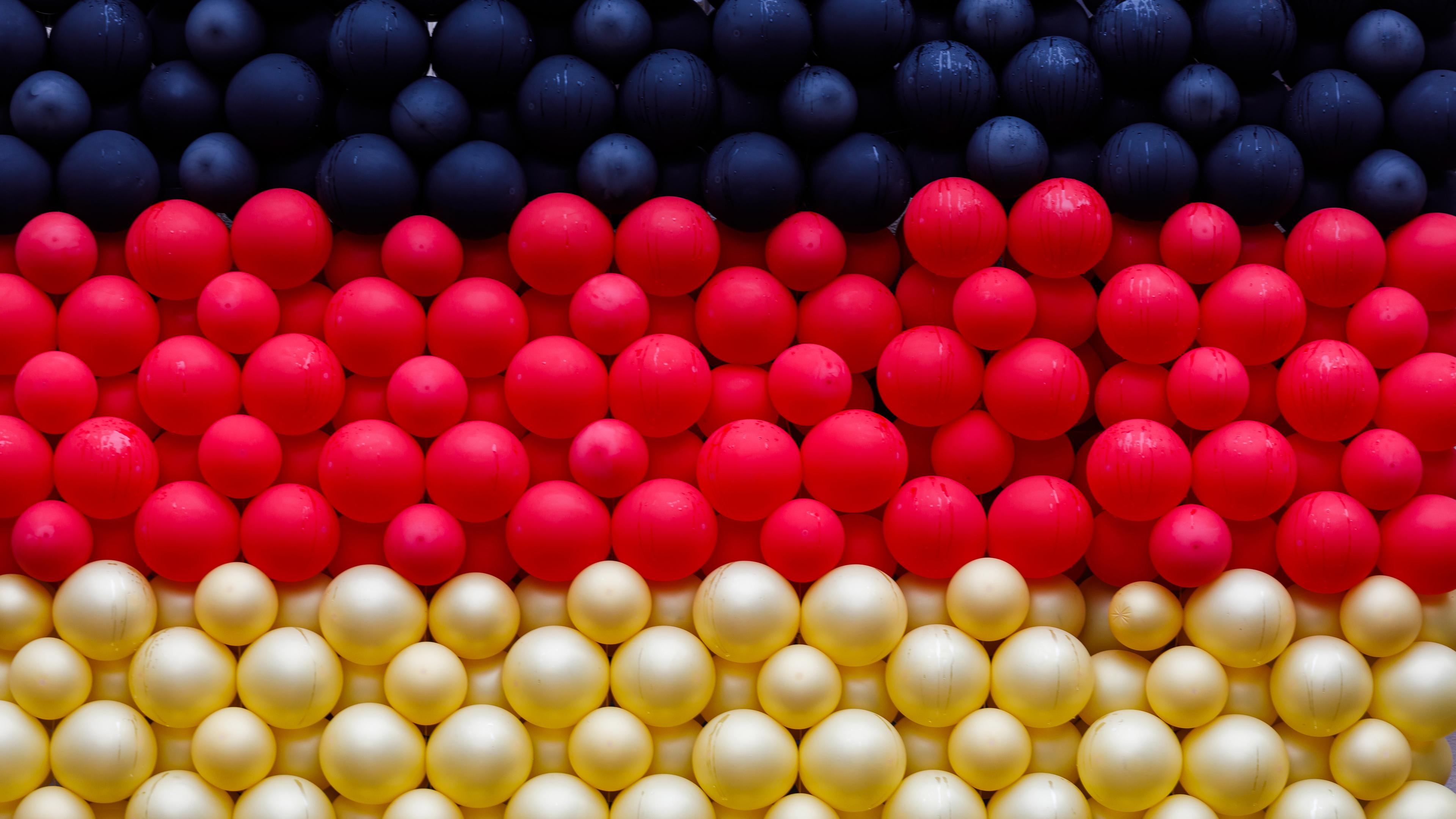 03.10.2021, Rust: Zur Feier der Deutschen Einheit sind Ballons in den Farben Schwarz, Rot und Gold sind in Rust aufgehangen.