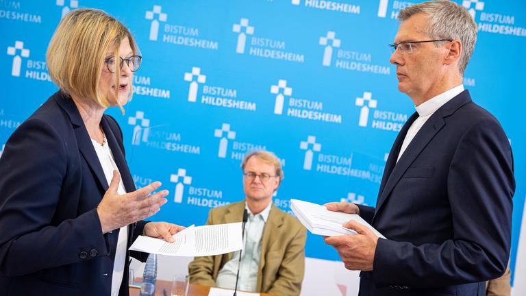 Eine Gruppe von Experten hat die Misbrauchsvorwürfe im Bistum Hildesheim aufgearbeitet und die Ergebnisse übergeben, 14.09.2021