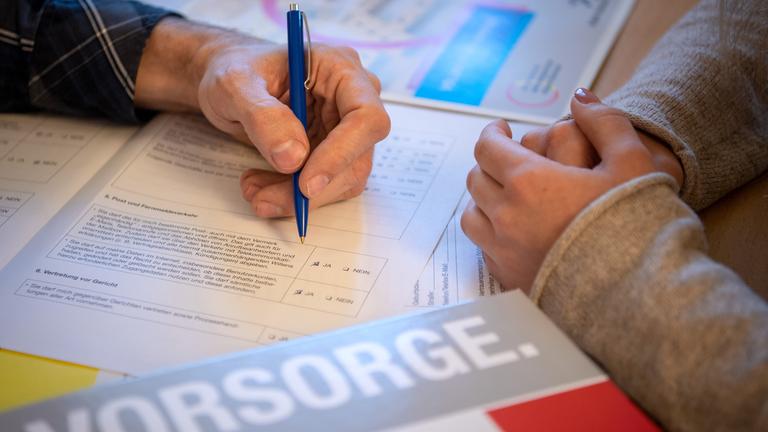 Person wird zum Thema Betreuungsverfügung beraten