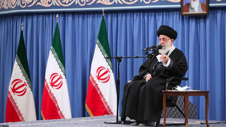 Der oberste Führer des Iran, Ajatollah Ali Chamenei, spricht während seines Treffens mit Kommandeuren der iranischen Luftwaffe und der Armee-Luftabwehr am 07.02.21. in Teheran.