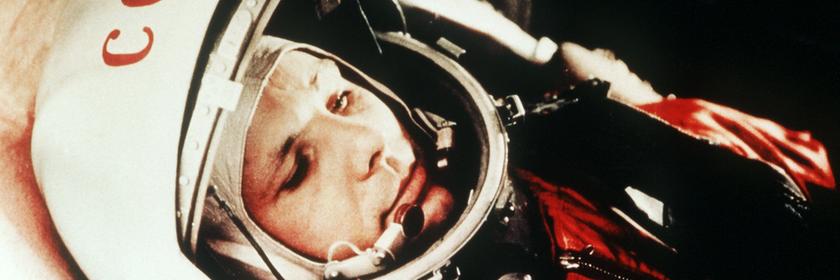 Russischer Kosmonaut Juri Gagarin in seinem Raumanzug kurz vor dem Start ins Weltall 
