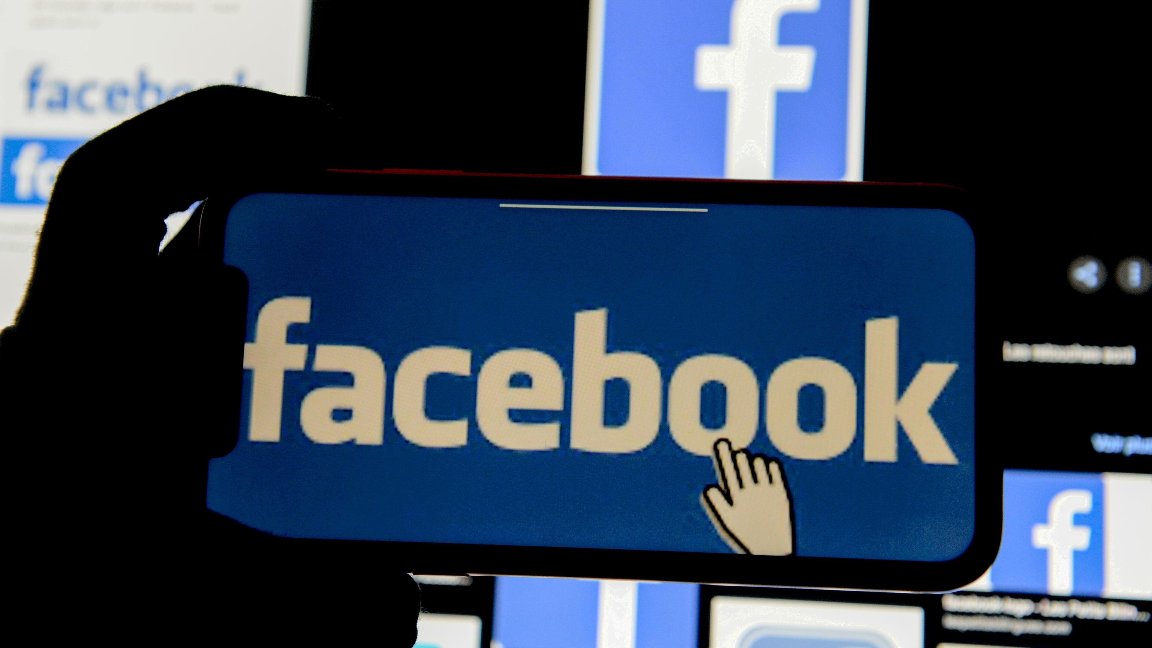 Ein Facebook-Logo ist auf einem Handy-Bildschirm zu sehen.