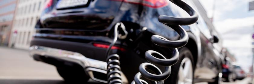 E-Auto tankt Strom