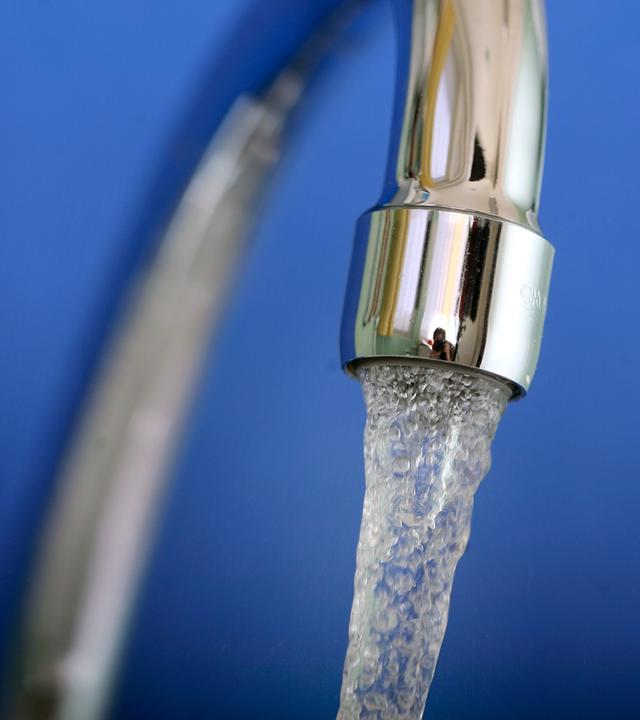 Wasser läuft in ein Glas