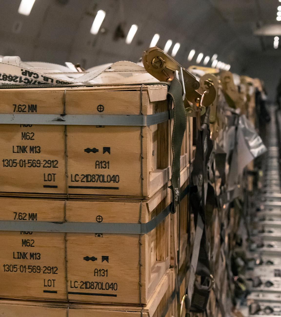 Auf diesem von der US-Luftwaffe zur Verfügung gestellten Bild werden Paletten mit Munition, Waffen und anderen Ausrüstungsgegenständen, die für die Ukraine bestimmt sind, von Mitgliedern der 436th Aerial Port Squadron während einer ausländischen Militärverkaufsmission auf dem Luftwaffenstützpunkt Dover im US-Bundesstaat Delhi am 30. Januar 2022 in ein Flugzeug geladen.