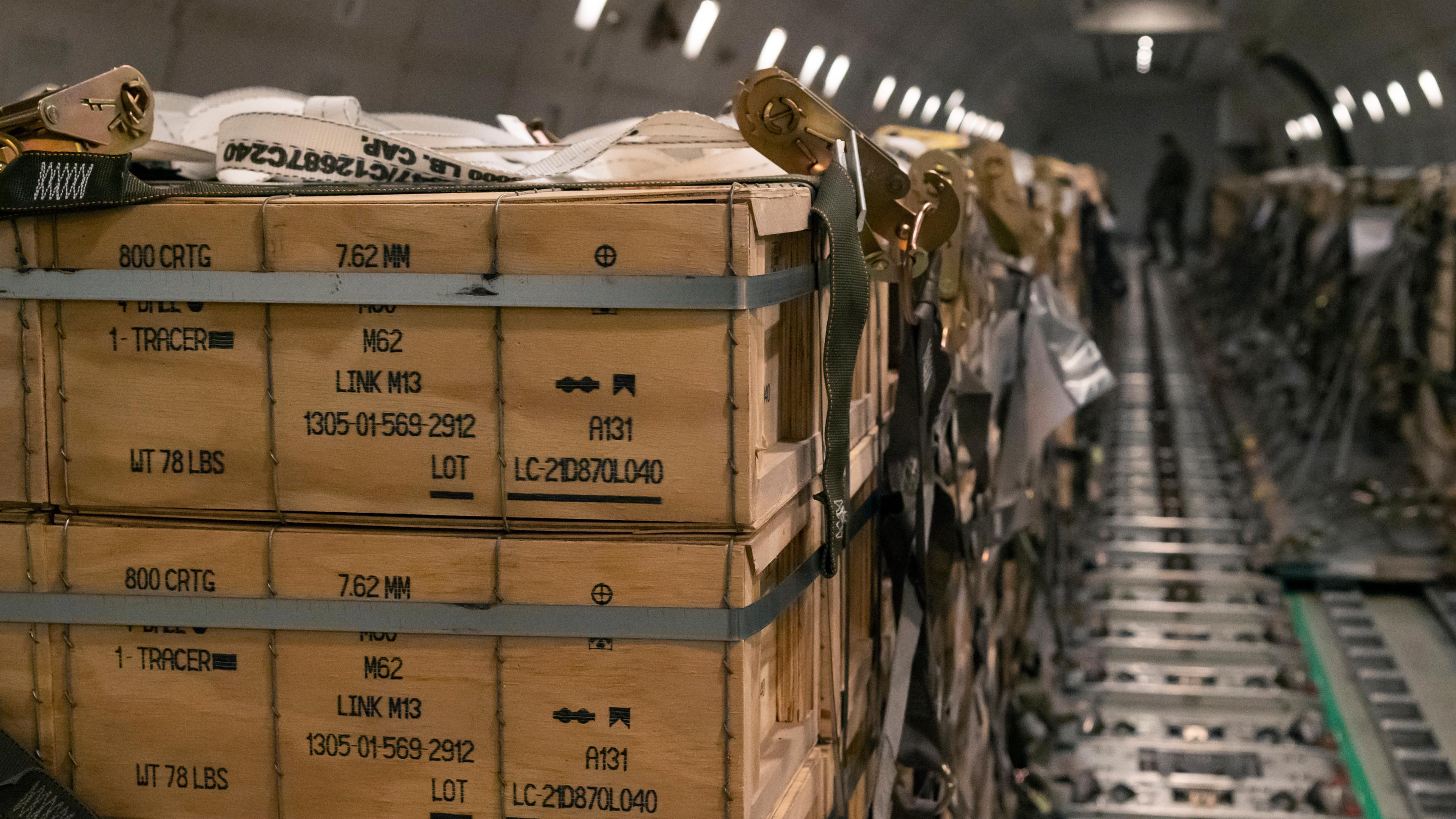 Auf diesem von der US-Luftwaffe zur Verfügung gestellten Bild werden Paletten mit Munition, Waffen und anderen Ausrüstungsgegenständen, die für die Ukraine bestimmt sind, von Mitgliedern der 436th Aerial Port Squadron während einer ausländischen Militärverkaufsmission auf dem Luftwaffenstützpunkt Dover im US-Bundesstaat Delhi am 30. Januar 2022 in ein Flugzeug geladen.