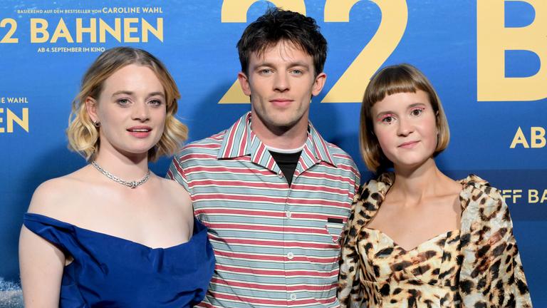 Die Schauspieler Luna Wedler, (l-r) Jannis Niewöhner, und die Autorin Caroline Wahl stehen bei der Weltpremiere des Films "22 Bahnen" in der Astor Filmlounge im ARRI auf dem Blauen Teppich.