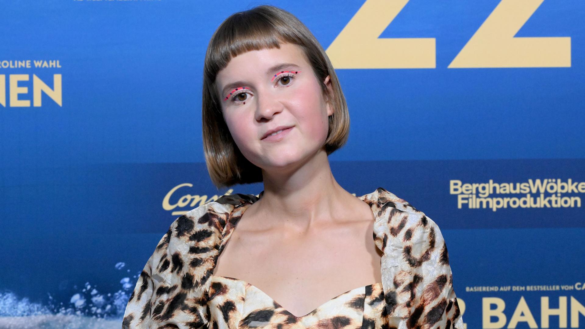 Die Autorin Caroline Wahl steht bei der Weltpremiere des Films "22 Bahnen" in der Astor Filmlounge im ARRI auf dem Blauen Teppich.