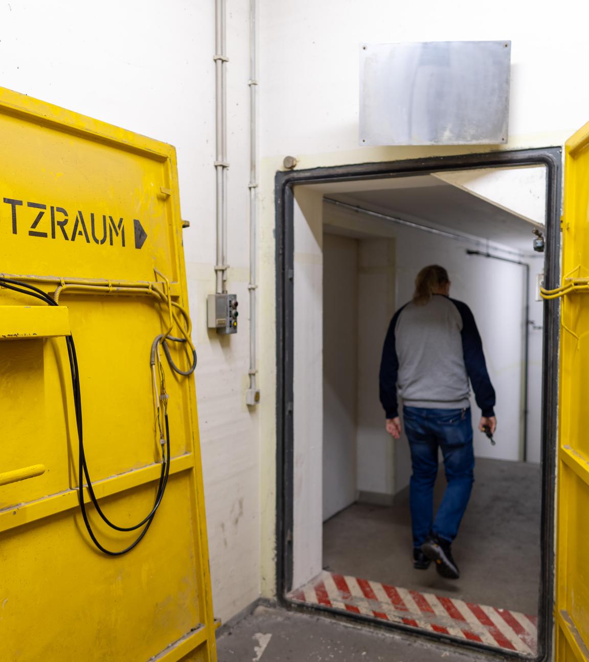 Der Schleusenraum am Eingang des ABC-Bunkers unter dem Hauptbahnhof. Der Atomschutzbunker wurde in den siebziger Jahren während des "Kalten Krieges" gebaut und sollte den Bürgern Schutz vor Atomwaffen oder auch chemischen und biologischen Massenvernichtungswaffen bieten.