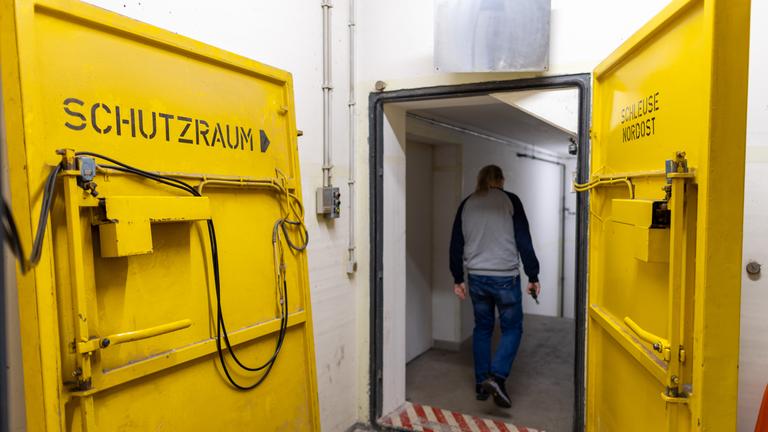 Der Schleusenraum am Eingang des ABC-Bunkers unter dem Hauptbahnhof. Der Atomschutzbunker wurde in den siebziger Jahren während des "Kalten Krieges" gebaut und sollte den Bürgern Schutz vor Atomwaffen oder auch chemischen und biologischen Massenvernichtungswaffen bieten.