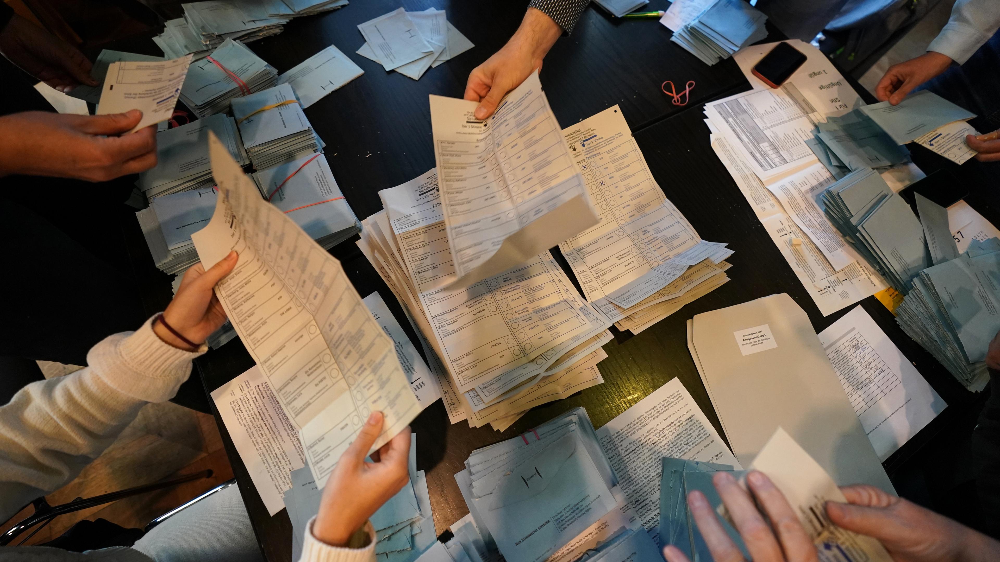 Hannover, Niedersachsen, 09.10.2022: Wahlhelfer zählen in Hannover Stimmzettel aus.