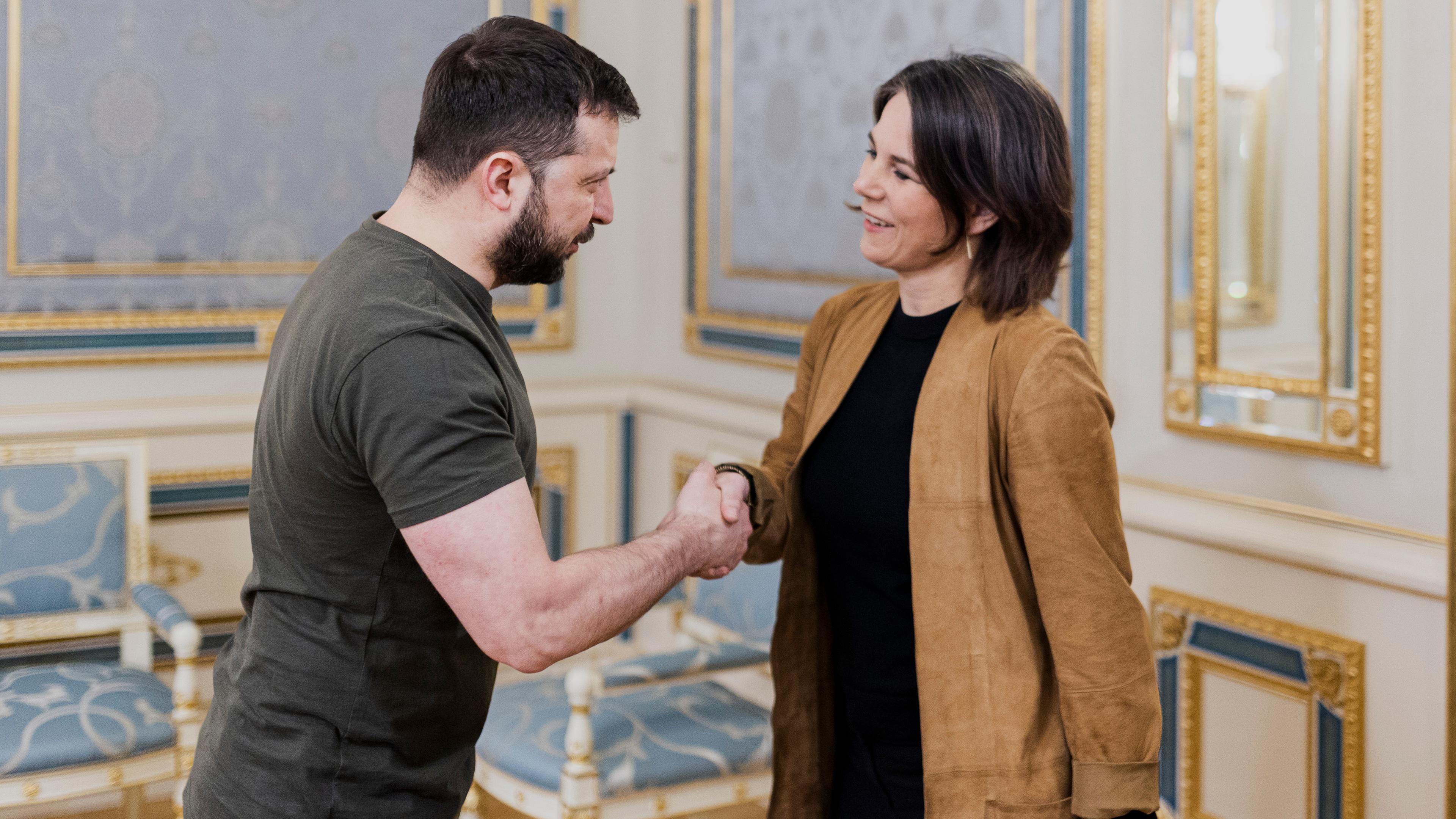 10.05.2022, Kiew: Außenministerin Annalena Baerbock begrüßt den ukrainischen Präsident bei ihrem Besuch in der Ukraine