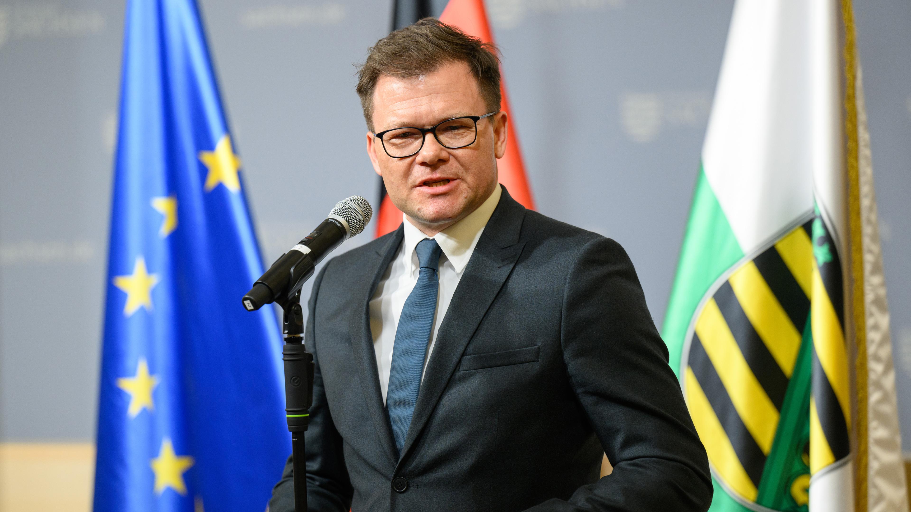 18.01.2022, Sachsen, Dresden: Ostbeauftragter spricht auf einem Treffen mit Ministerpräsidenten Michael Kretschmer.