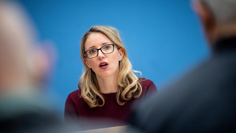 28.11.2022, Berlin: Die Vorsitzende des Ethikrats Alena Buyx stellt die Empfehlungen zur psychischen Gesundheit in der Pandemie vor