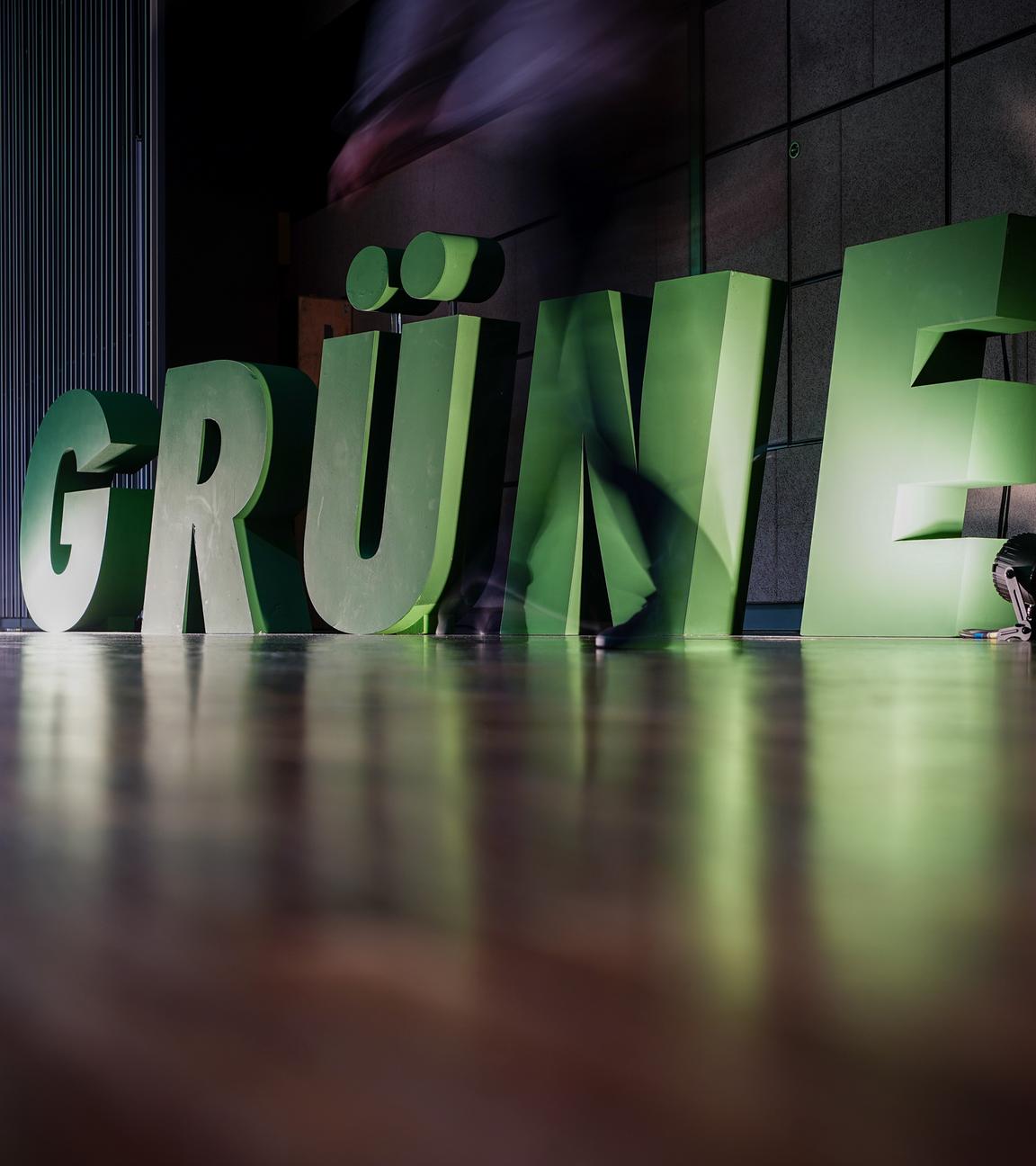 Ein Delegierter geht beim Bundesparteitag von Bündnis 90/Die Grünen am Logo seiner Partei vorbei. Die Bundesdelegiertenkonferenz dauert bis zum 16.10.2022