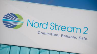 Ein Schild mit der Aufschrift ·Nord Stream 2 Committed. Reliable. Safe.· hängt im Gewerbegebiet Lubmin über einer aufgemalten Landkarte an einem Infopunkt zur Gas-Pipeline Nord Stream 2. Vor dem Hintergrund des eskalierenden Russland-Ukraine-Konflikts stoppt die Bundesregierung das Genehmigungsverfahren für die russisch-deutsche Erdgasleitung Nord Stream 2 bis auf Weiteres