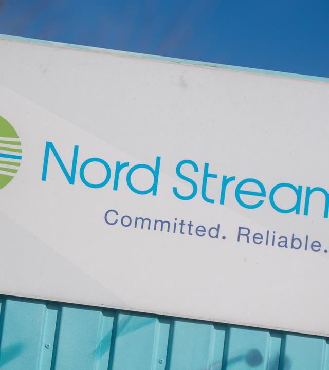 Ein Schild mit der Aufschrift ·Nord Stream 2 Committed. Reliable. Safe.· hängt im Gewerbegebiet Lubmin über einer aufgemalten Landkarte an einem Infopunkt zur Gas-Pipeline Nord Stream 2. Vor dem Hintergrund des eskalierenden Russland-Ukraine-Konflikts stoppt die Bundesregierung das Genehmigungsverfahren für die russisch-deutsche Erdgasleitung Nord Stream 2 bis auf Weiteres