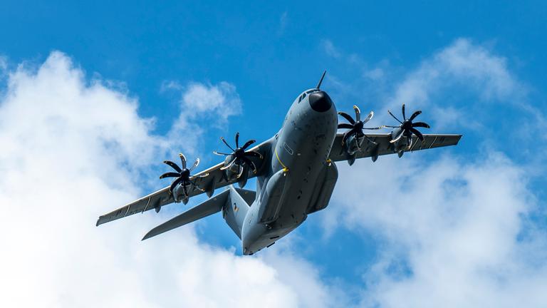 Nordrhein-Westfalen, Warendorf: Das größte Transportflugzeug der Bundeswehr, der Airbus A400 M, fliegt beim Tag der Bundeswehr über das Veranstaltungsgelände am Lohwall. Auf dem Areal präsentierten sich rund 50 weitere Organisationen und Aussteller. Außerdem findet dort das Finale der Deutschen Reservistenmeisterschaft statt. Bild aus 2022. Nicht von dem Manöver in Neuseeland