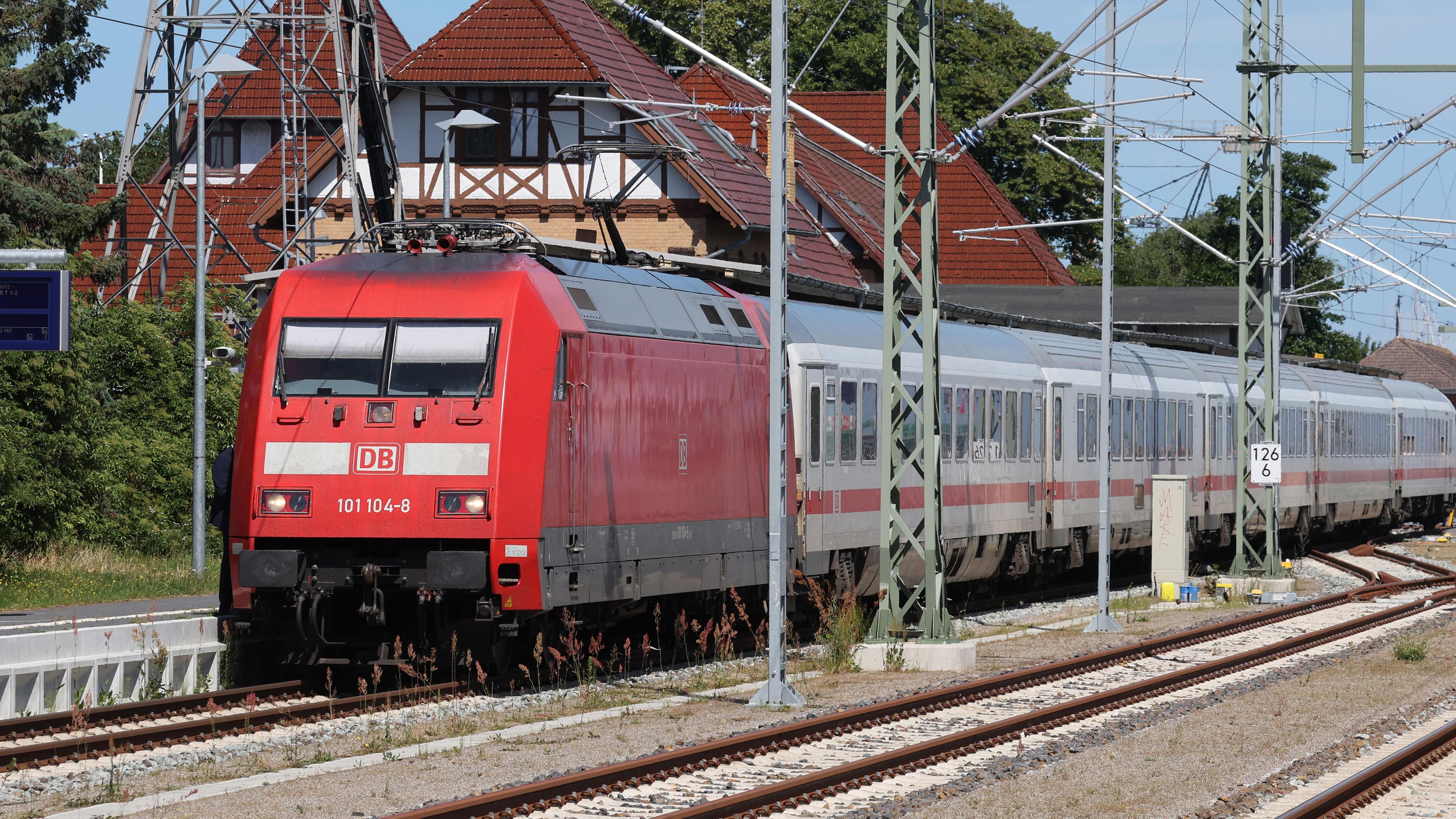 Ein Zug steht im Bahnhof des Ostseebades Warnemünde mit dem Ziel nach Dresden. Bei der Deutschen Bahn kommt es immer wieder zu Störungen, Mecklenburg-Vorpommern, 12.07.2022.