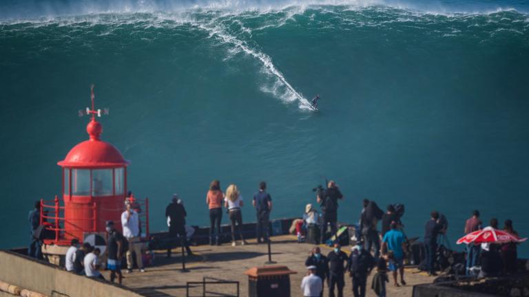 29.10.2020, Portugal, Nazare: Der Big-Wave-Surfer Sebastian Steudtner aus Deutschland reitet während der «Tow-Surfing-Session» am Praia do Norte oder Nordstrand auf einer großen Welle.