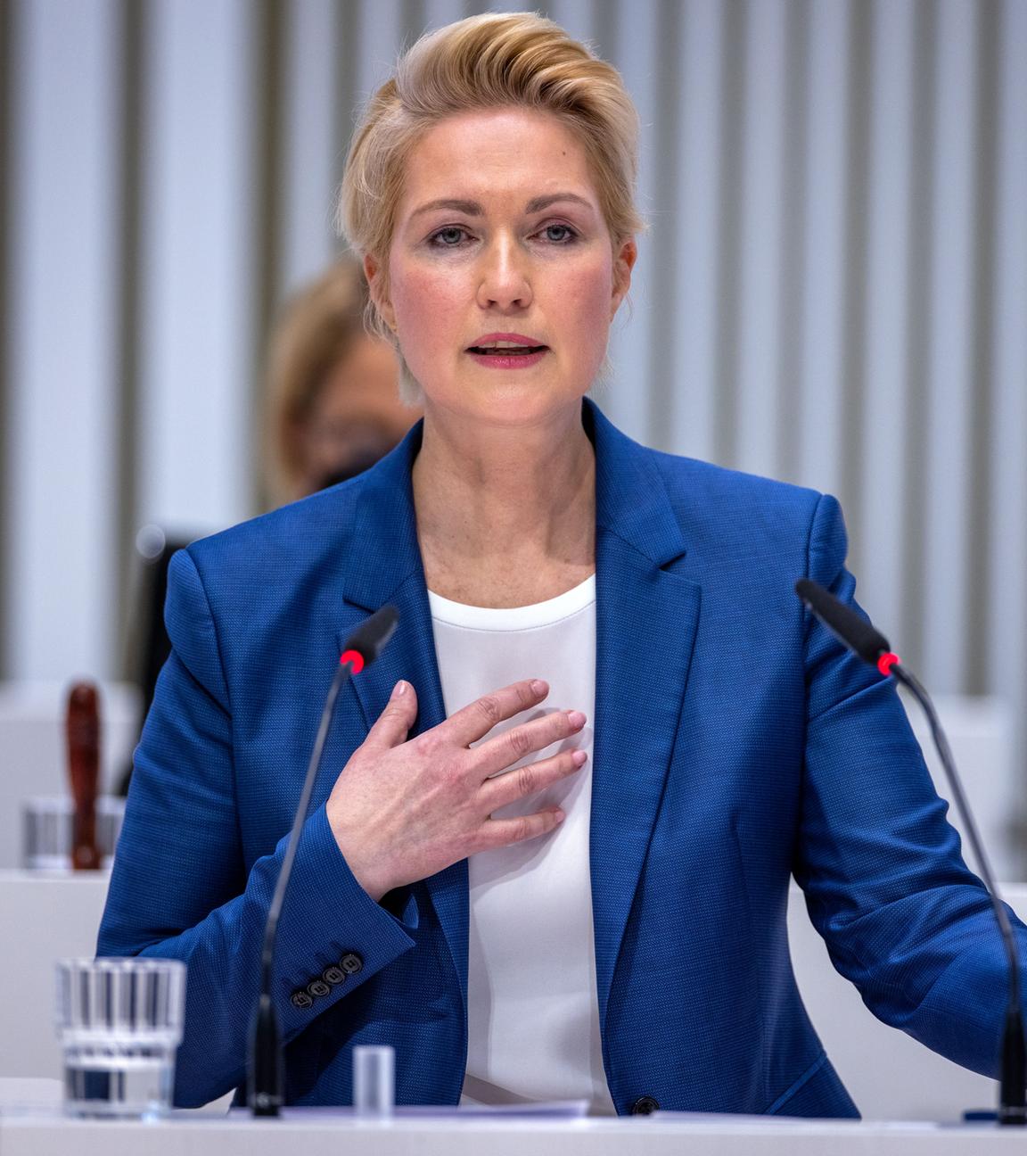 Die Ministerpräsidentin von Mecklenburg-Vorpommern, Manuela Schwesig gibt eine Erklärung zu ihren russlandnahen Energieplänen im Landtag ab, Schwerin, 05.04.2022.