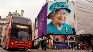 Ein Bus fährt an einer Werbetafel am Piccadilly Circus vorbei, auf der Bilder der britischen Königin anlässlich ihres Platinjubiläums gezeigt werden.
