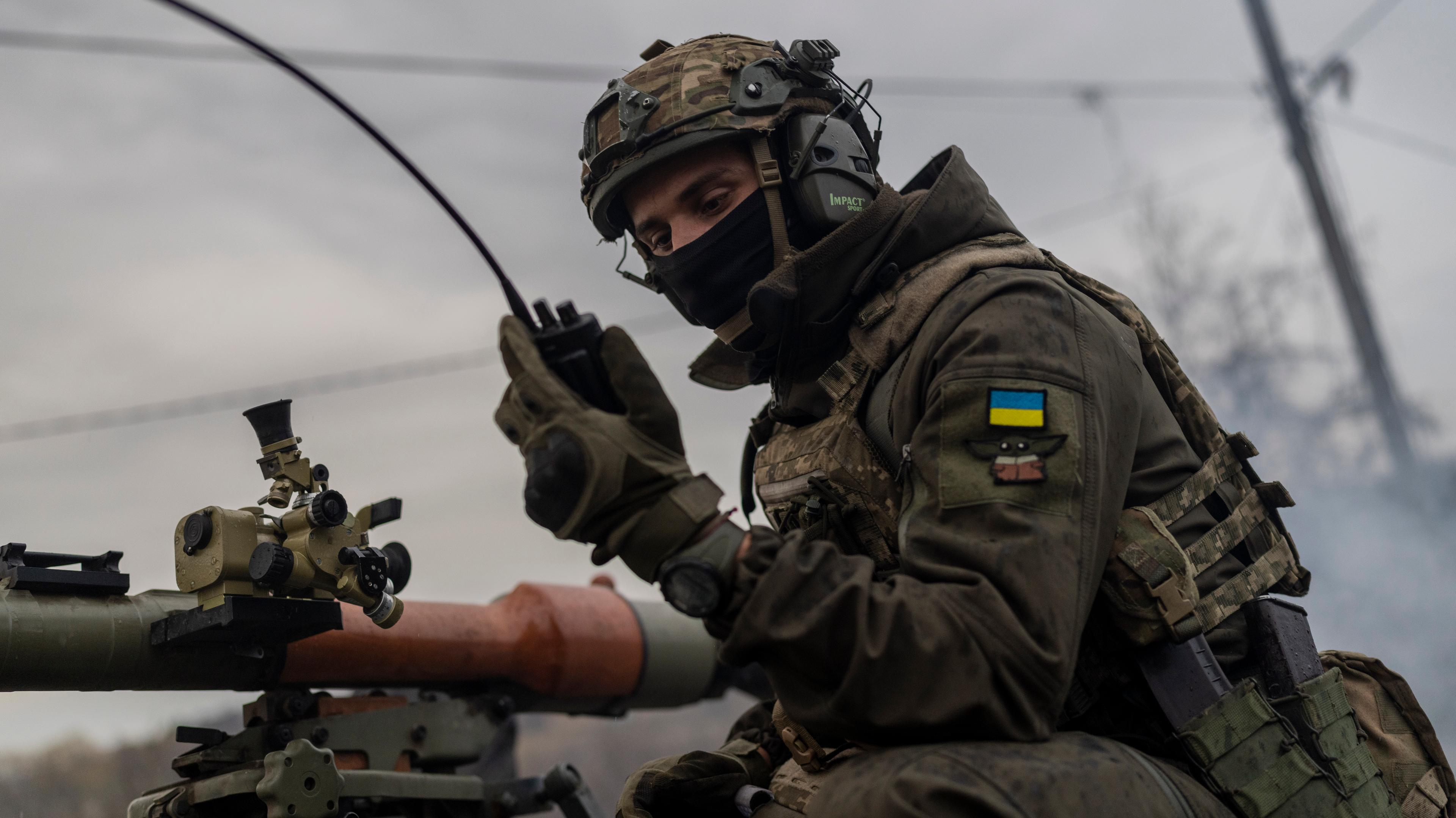 Ukrainischer Soldat mit Funkgerät