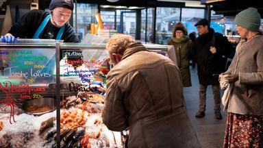 Kopenhagen, Dänemark, 01.02.2022: Menschen gehen in einer Markthalle ohne Maske einkaufen.