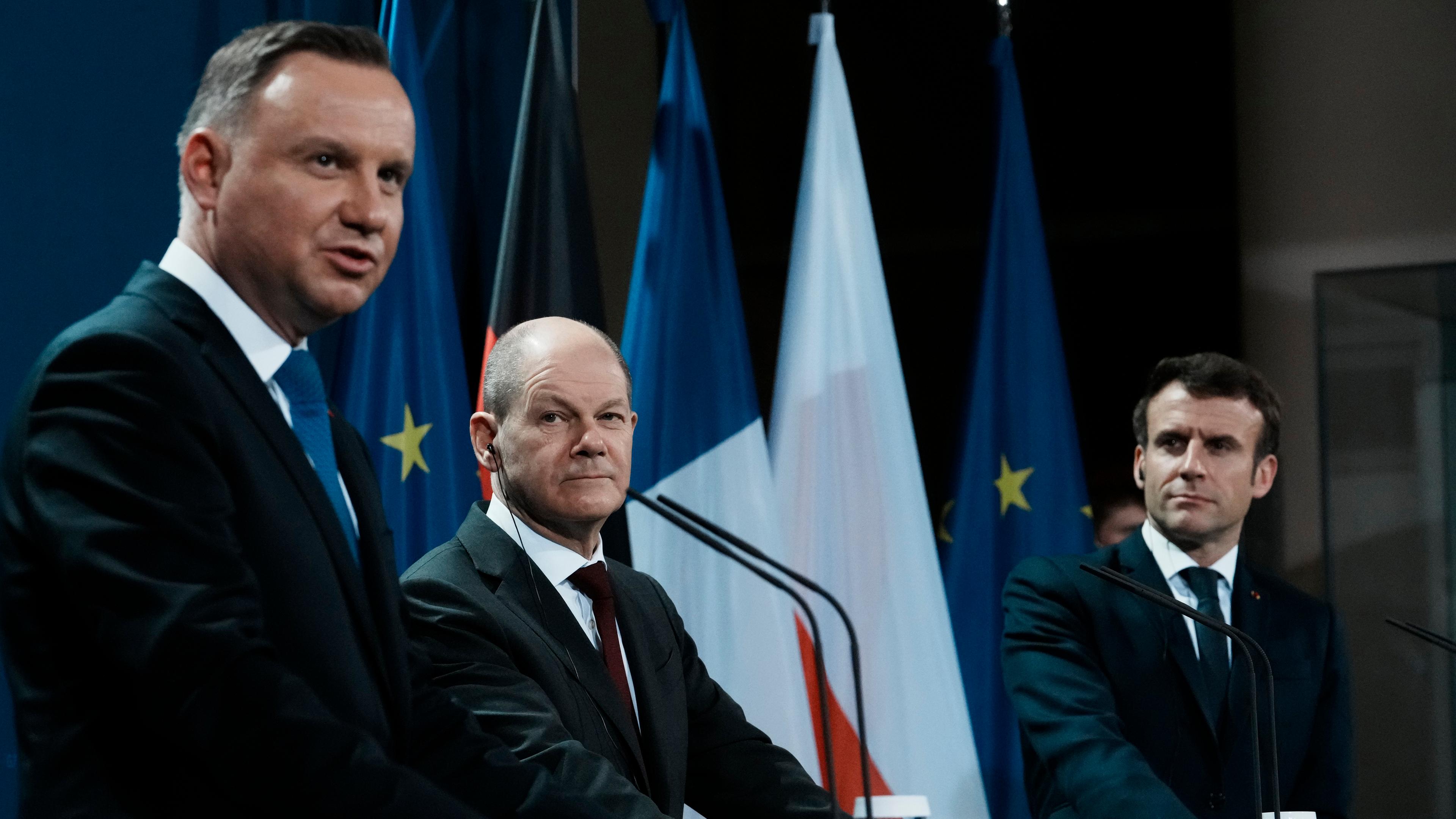 Berlin, Deutschland, 08.02.2022: Duda, Macron und Scholz geben in Berlin eine gemeinsame Pressekonferenz.