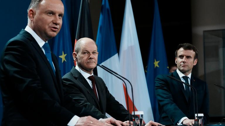 Berlin, Deutschland, 08.02.2022: Duda, Macron und Scholz geben in Berlin eine gemeinsame Pressekonferenz.