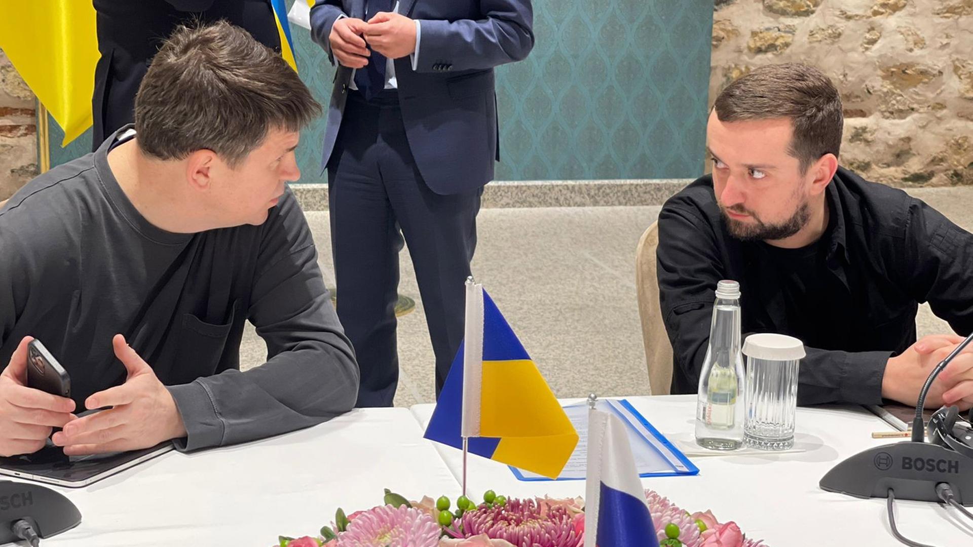 Ein vom Pressedienst des ukrainischen Präsidenten zur Verfügung gestelltes Handout-Foto zeigt die stellvertretende Leiter des Büros des ukrainischen Präsidenten Kyrylo Tymoshenko (R) und den ukrainischen Präsidentenberater Mykhailo Podoliak vor dem Beginn der Gespräche mit der russischen Delegation in Istanbul, Türkei, 29. März 2022.