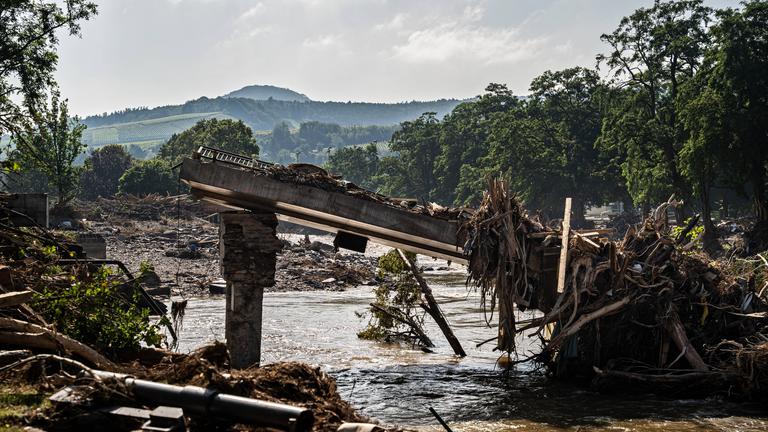 Aufräumarbeiten nach dem Hochwasser Zerstörte Brücke in der Stadt Bad Neuenahr-Ahrweiler