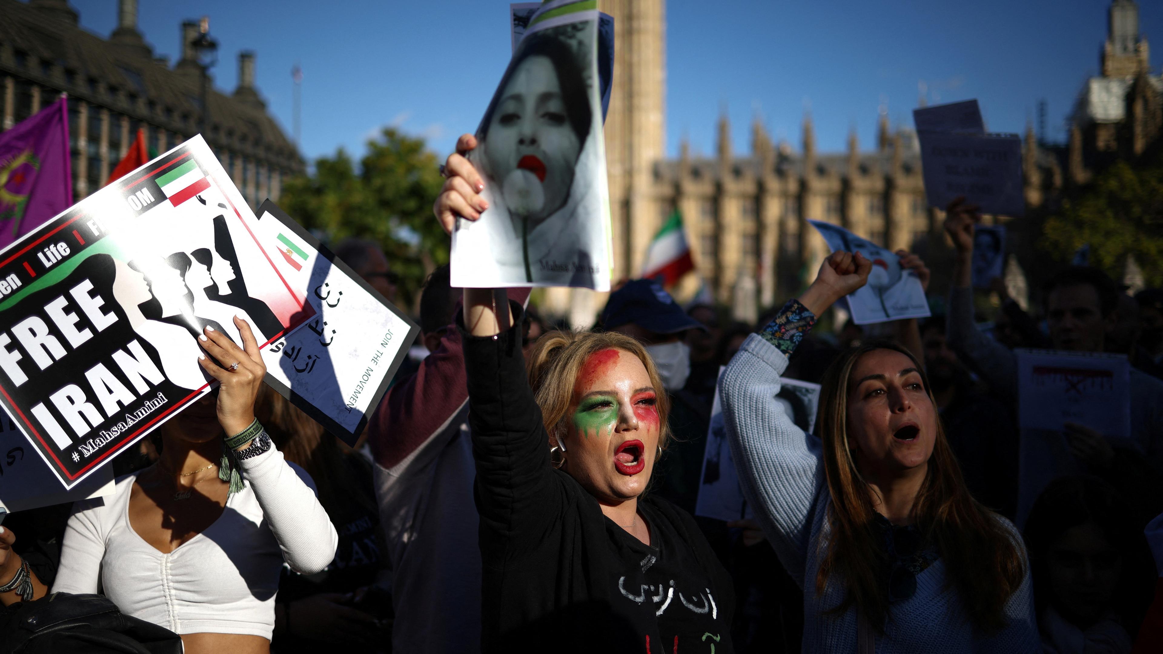 08.10.2022, London: Demonstrantinnen zeigen sich solidarisch mit Iranerinnen und protestieren gegen das iranische Regime.