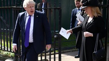 London, Großbritannien, 22.03.2022: Britischer Primeminister Brois Johnson verlässt die St. Margaret's Kirche durch ein Tor