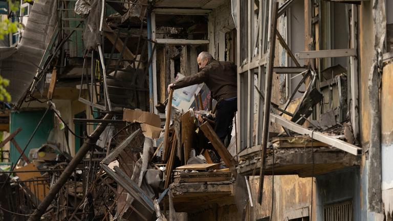 Dobropillia, 30.04.2022: Mann steht in zerstörtem Gebäude
