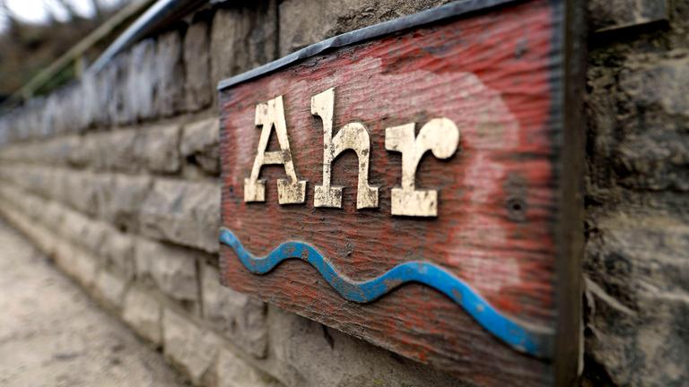 Hölzernes Schild mit dem Schriftzg "Ahr"