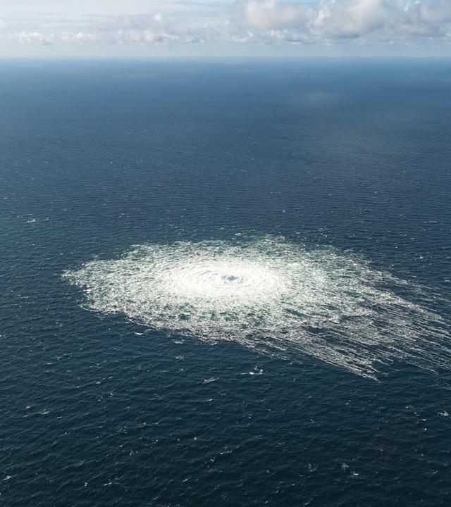 Mitten im blau der Ostsee färbt das aufsteigende Erdgas aus Nordstream 2 das Wasser weiß