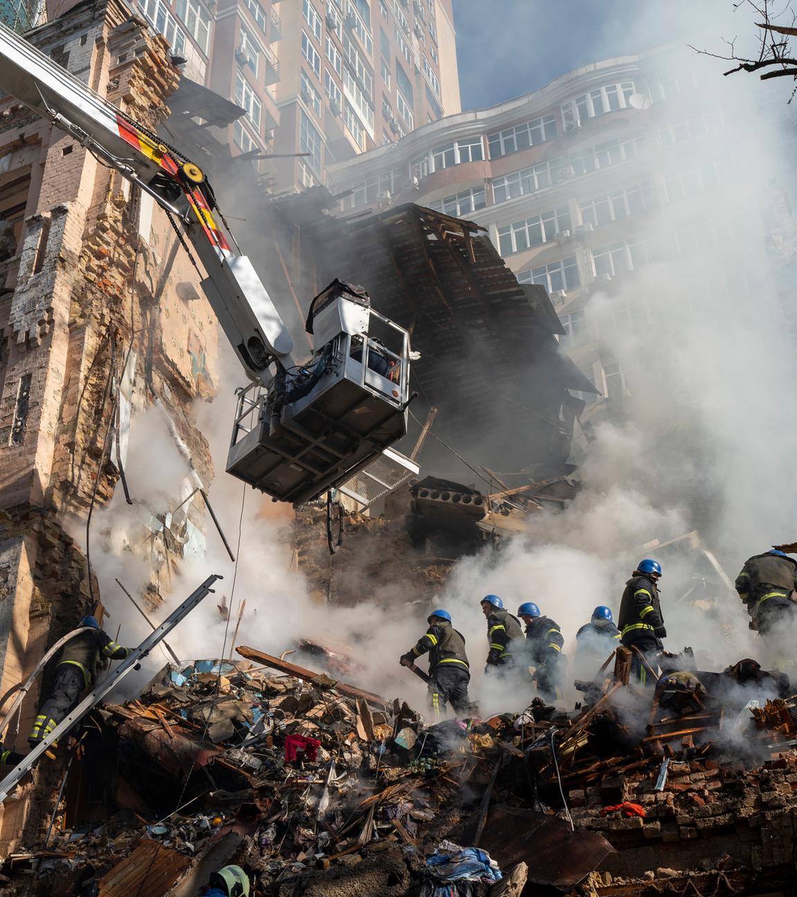 Zerstörtes Gebäude ud Feuerwehrmänner