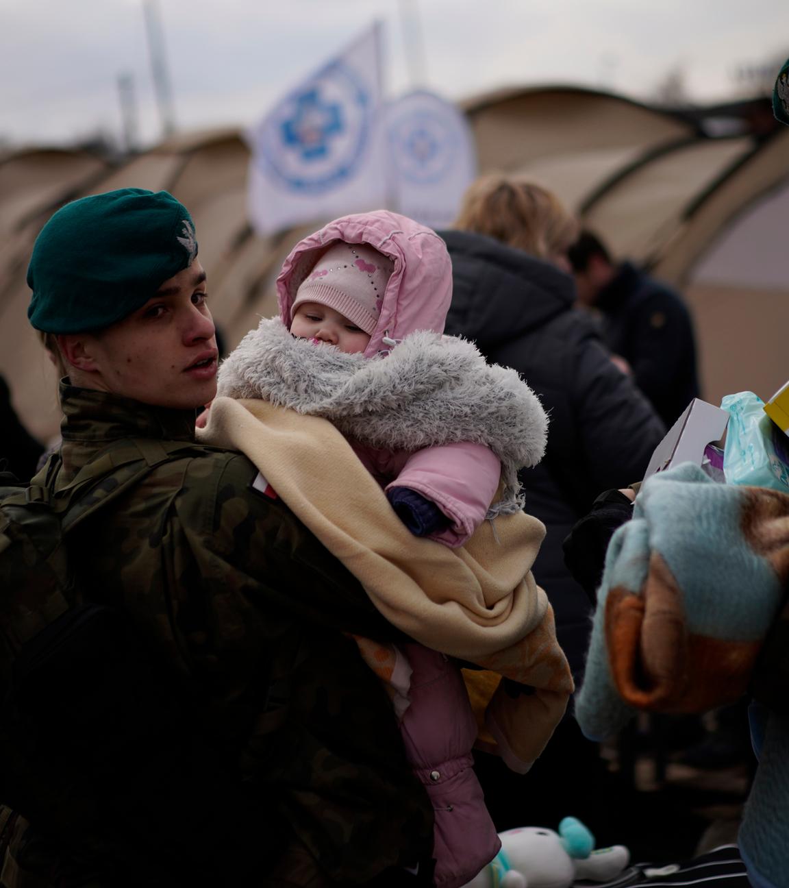 Polnische soldaten und ukrainische Flüchtlinge