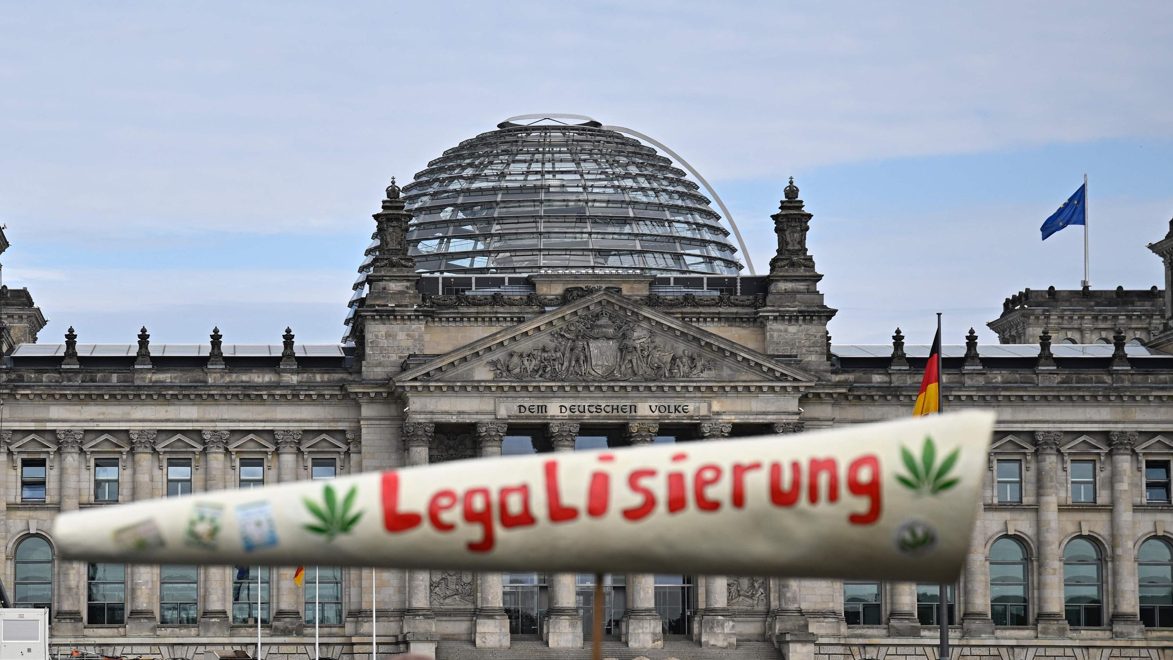 Riesiger Fake Joint "Legalisierung" vor Reichstag