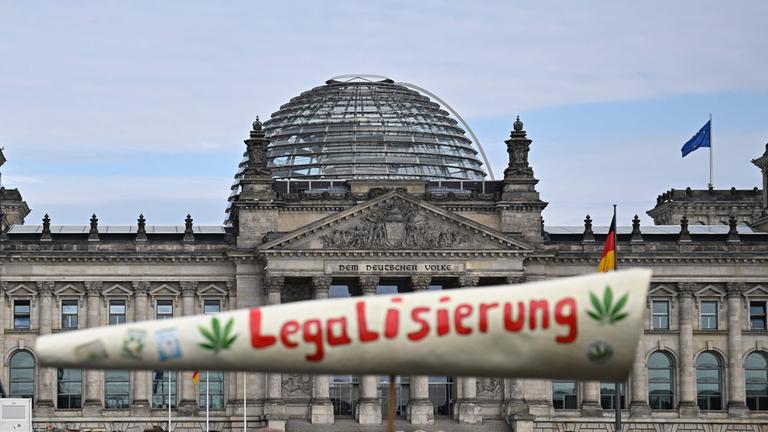Riesiger Fake Joint "Legalisierung" vor Reichstag