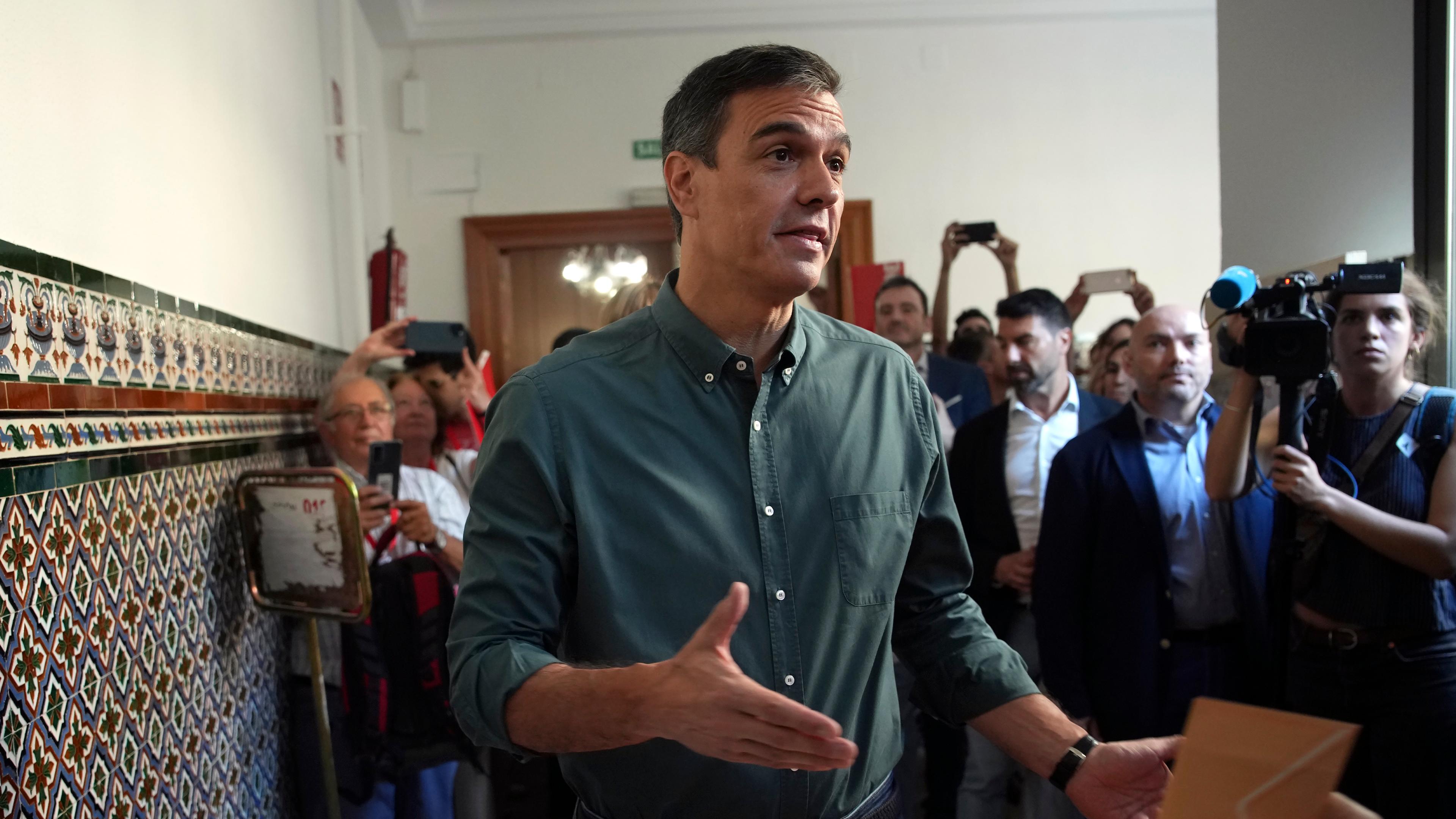 Der amtierende Ministerpräsident Spaniens, Sanchéz, gibt in Madrid seine Stimme bei der Parlamentswahl ab, 23.07.2023.