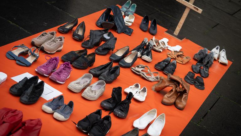  Symbolisch stehen 113 Paar Schuhe, stellvertretend für die 113 Frauen, die im Jahr 2021 von ihren (Ex-)Partnern getötet wurden